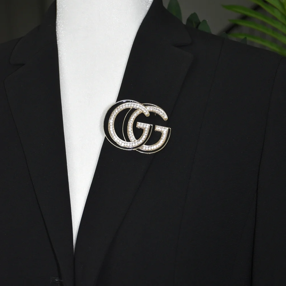 Elegant Designer Brooch – Timeless & Sophisticated